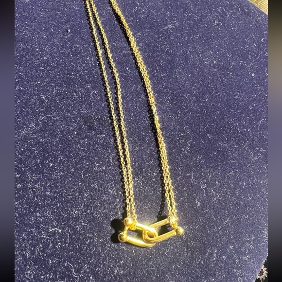 Gorgeous gold interlocking loop pendant necklace - Picture 7 of 14